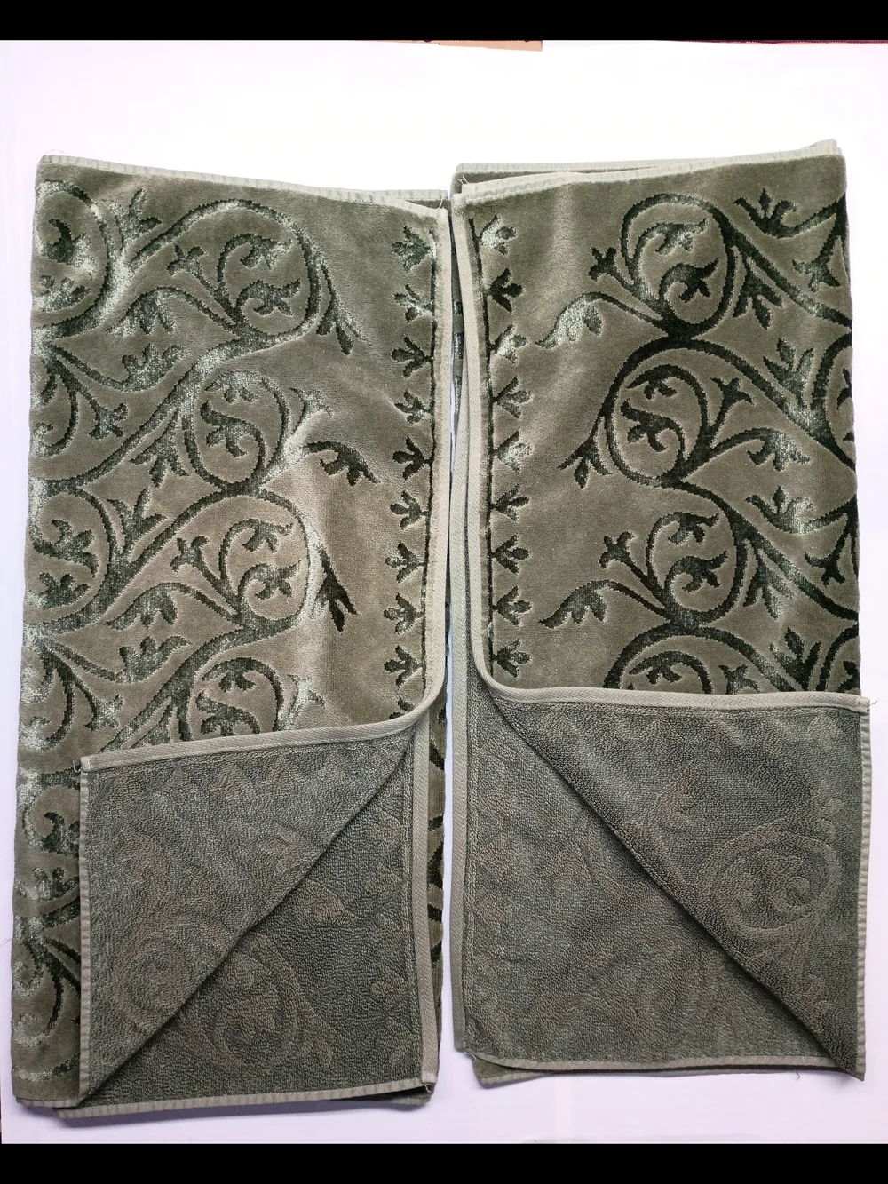 2 Green Decorative Bath Towel with Scroll Pattern